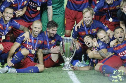 epa04880430 Barcelona's players celebrate with the trophy after winning the UEFA Super Cup match between FC Barcelona and Sevilla at Boris Paichadze Dinamo Arena in Tbilisi, Georgia, 11 August 2015. EPA/ZURAB KURTSIKIDZE